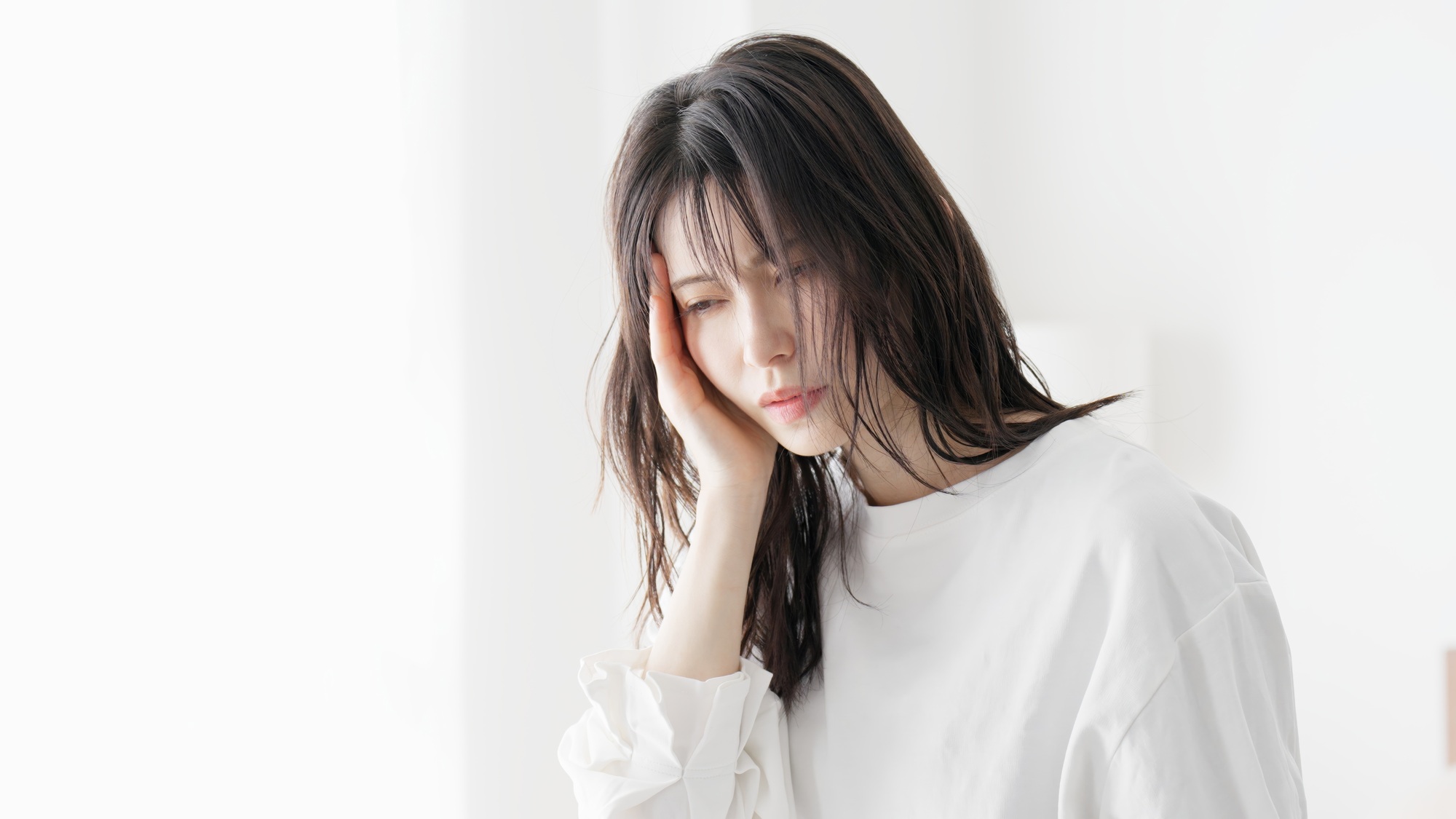 A woman holding her painful jaw